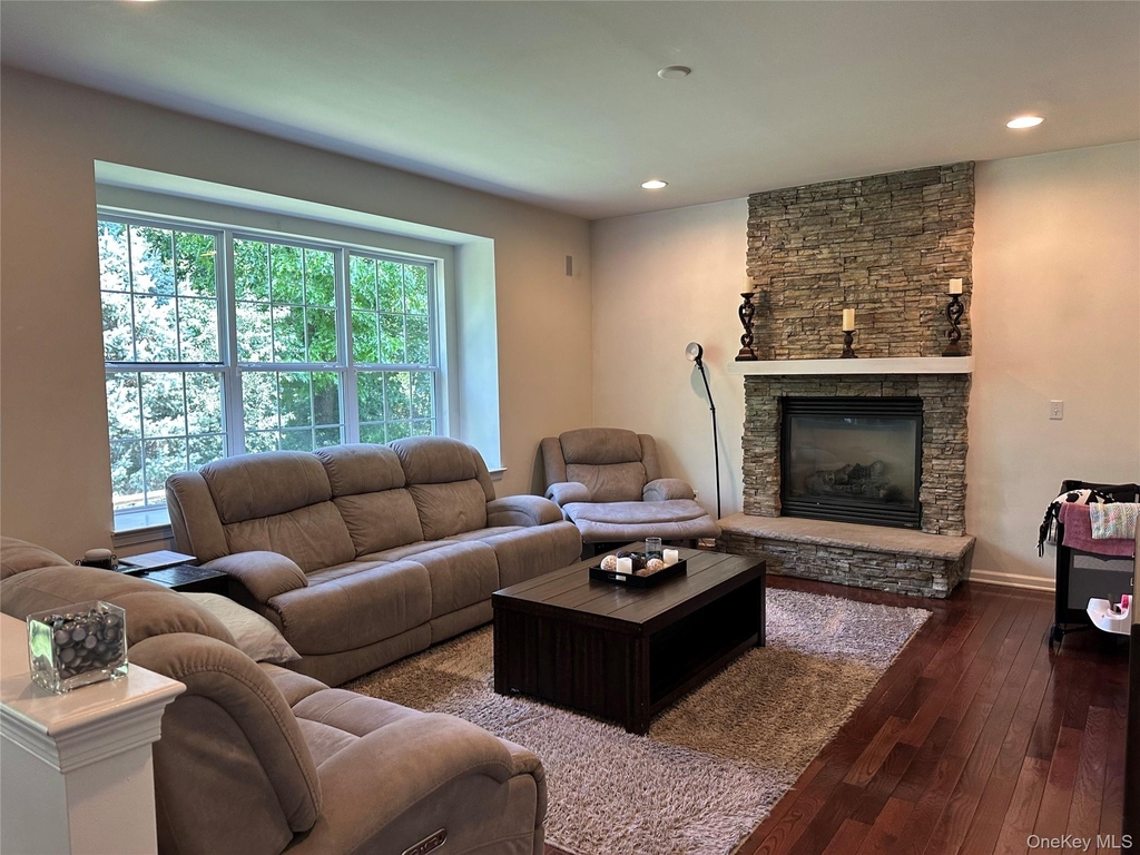 633 Creekside Lane - Photo 3