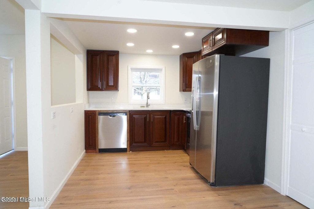 21 Van Heusen Street - Photo 3