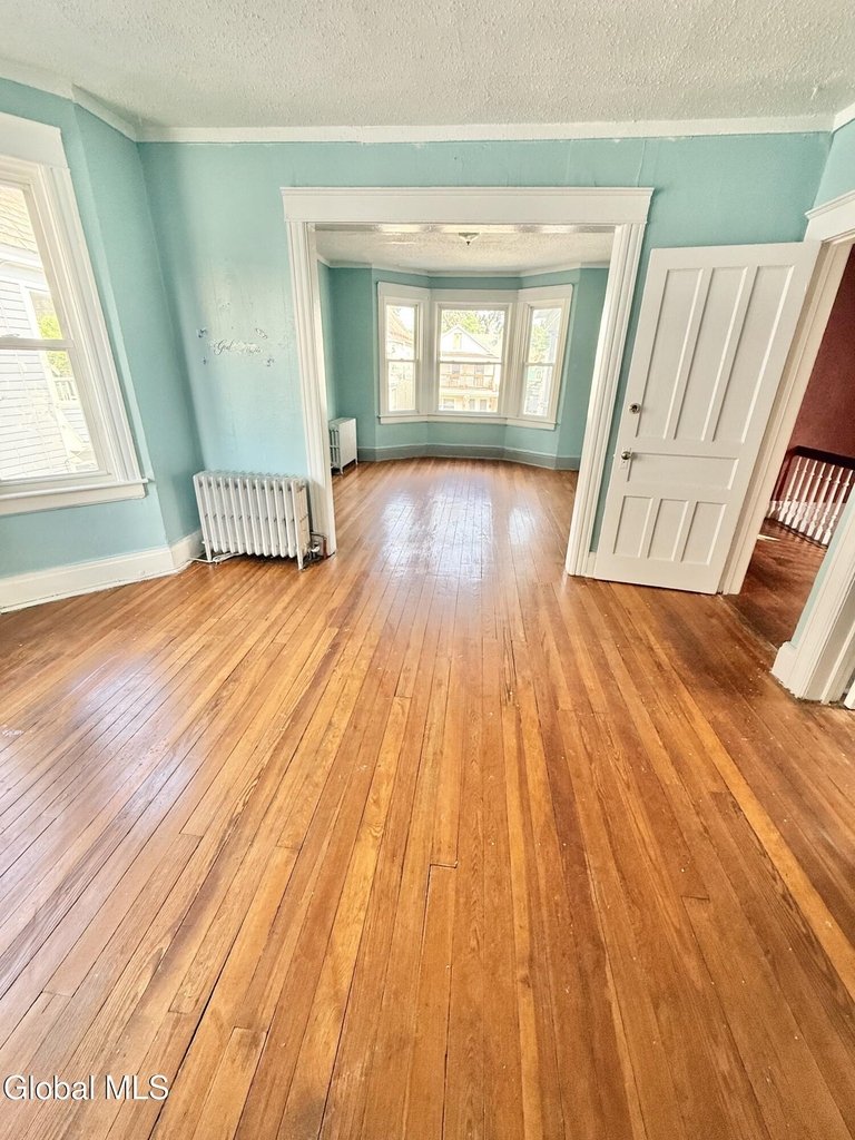 1066 Phoenix Avenue - Photo 2