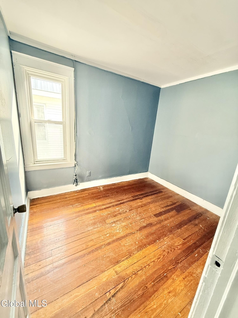 1066 Phoenix Avenue - Photo 4