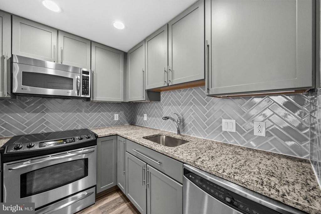 1020 N Highland Street - Photo 9