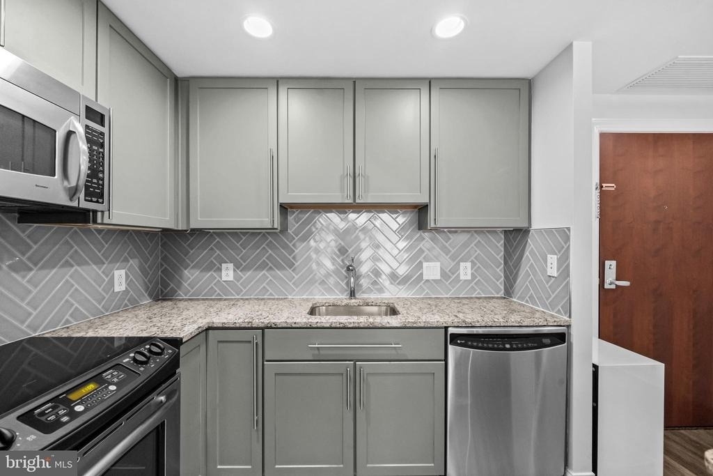 1020 N Highland Street - Photo 8
