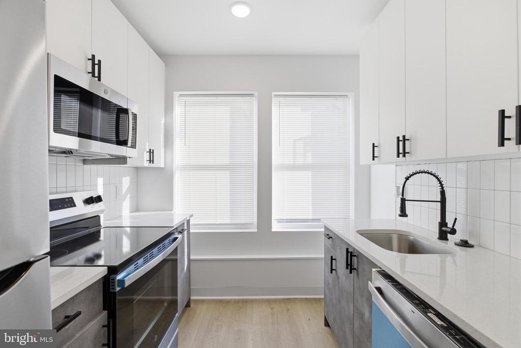 630 W Cumberland Street - Photo 2