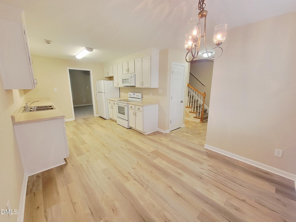 411 Whitehall Court - Photo 6