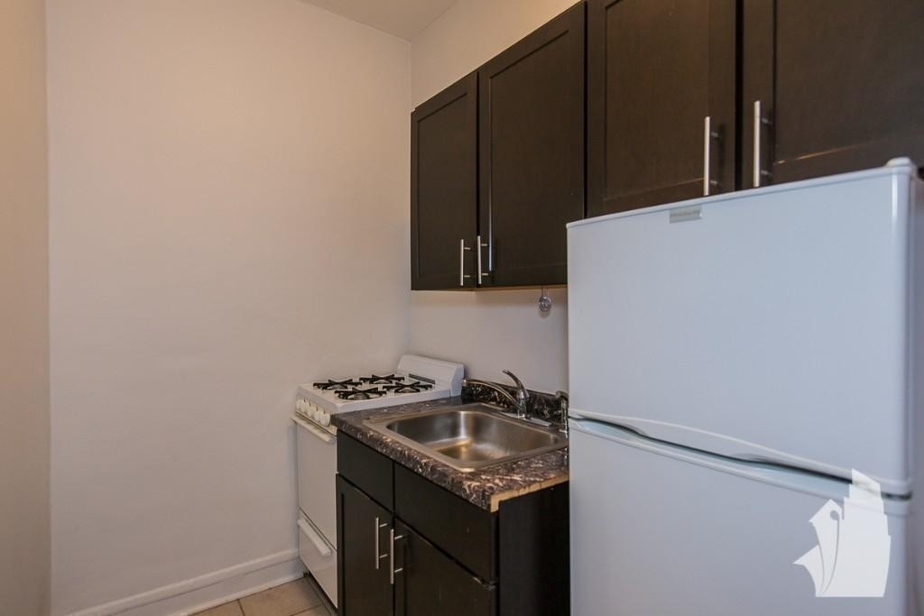 2827 N Burling - Photo 3
