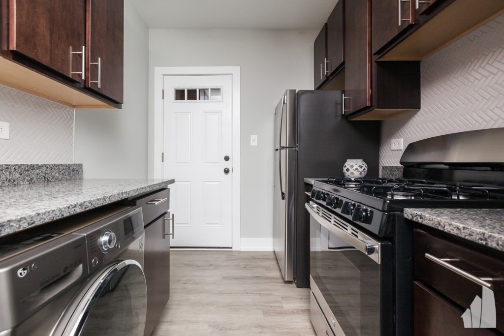 701 W Brompton - Photo 7