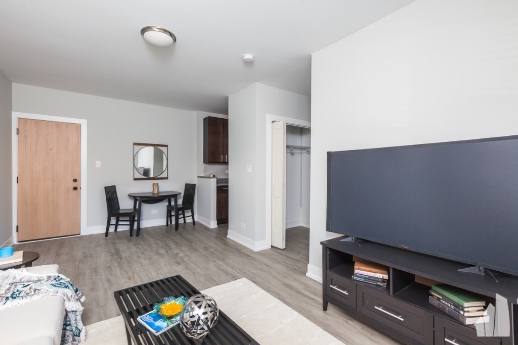 701 W Brompton - Photo 4