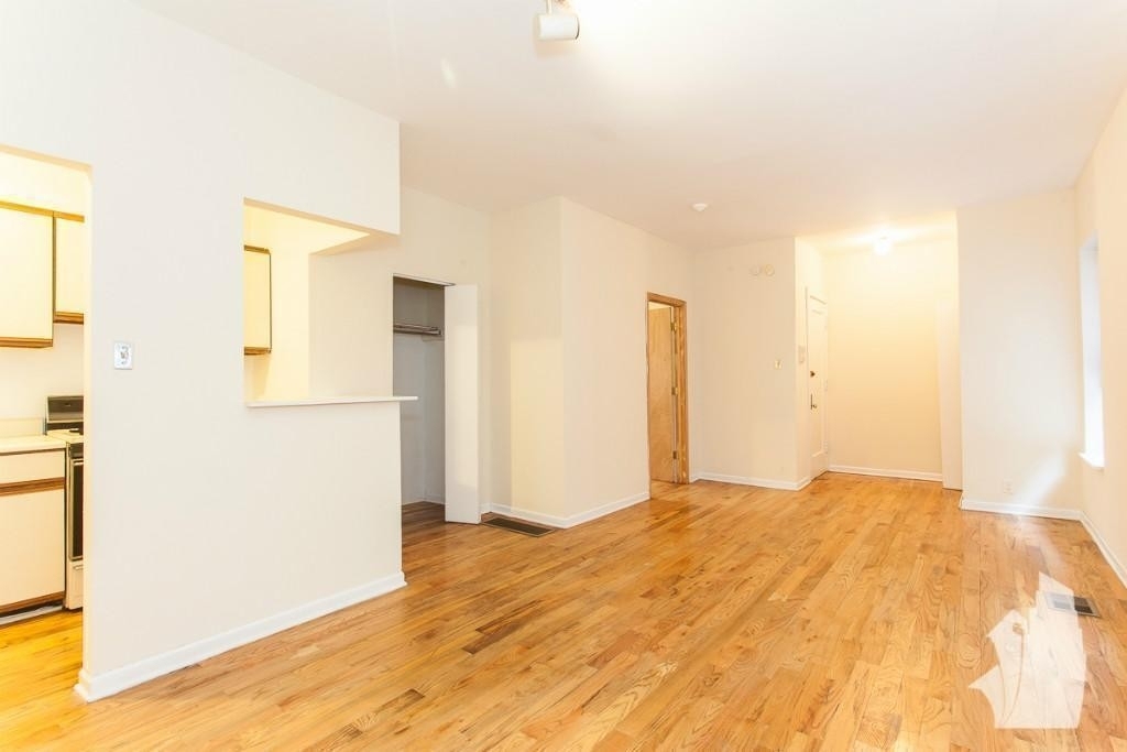 654 W Cornelia - Photo 2