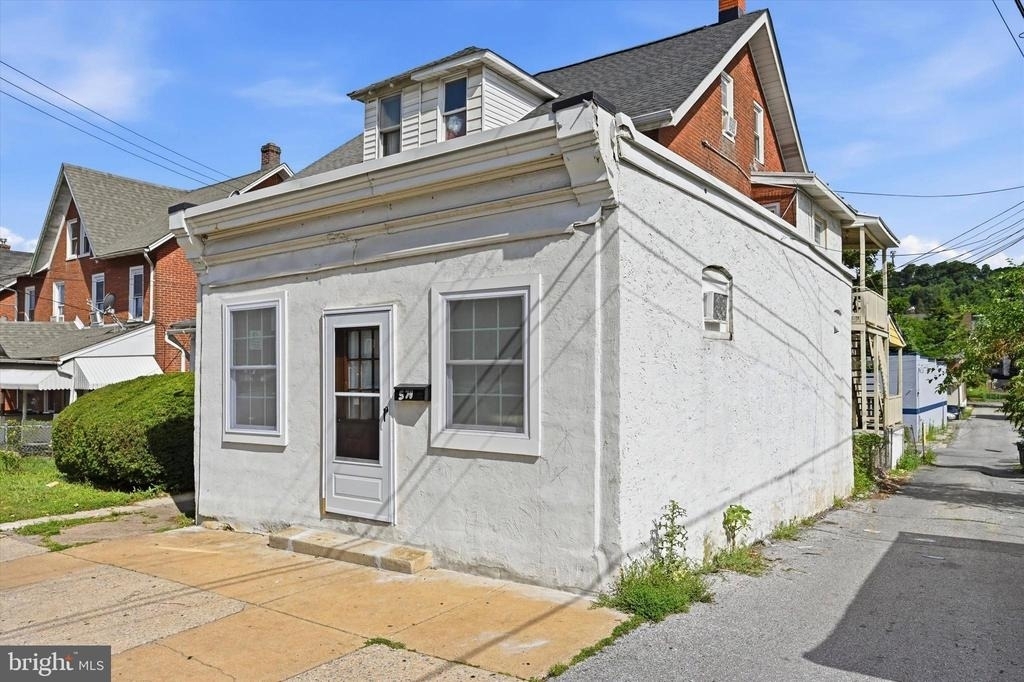 571 Olive Street - Photo 0