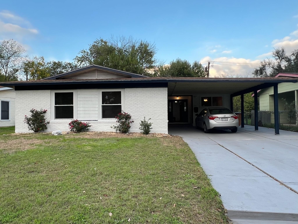 1318 Broadmoor Dr - Photo 0