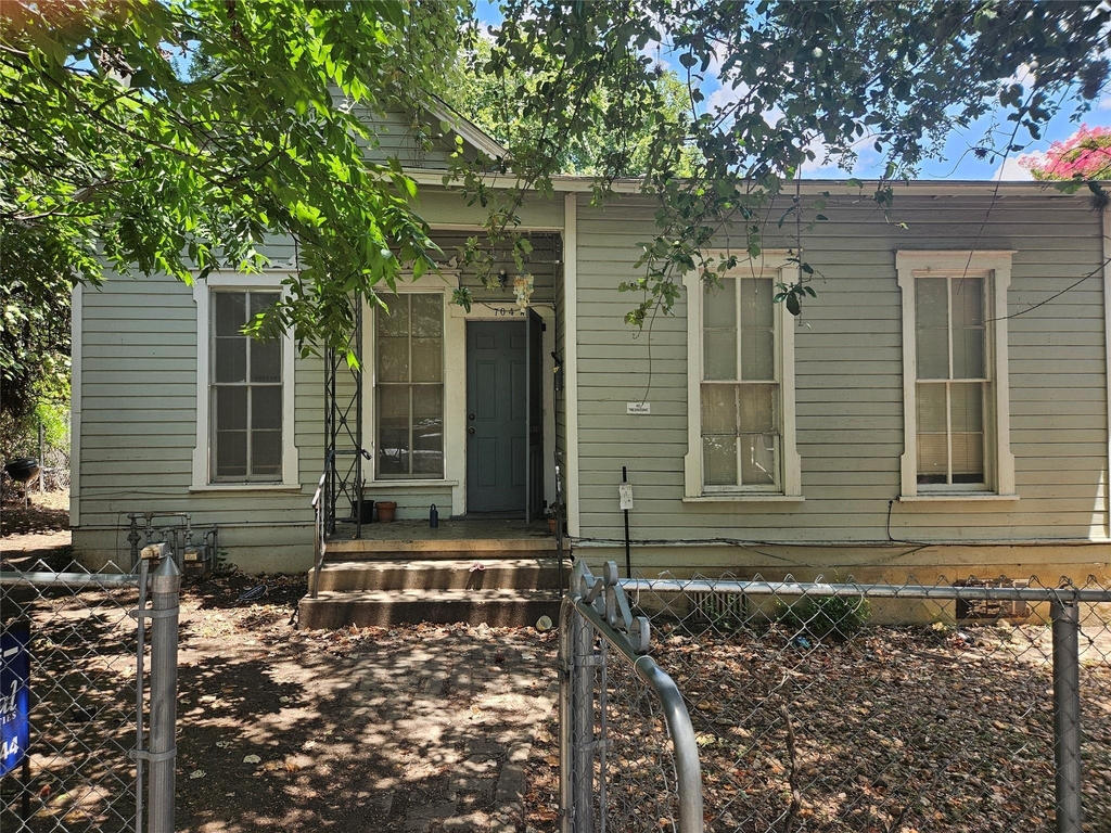 704 W 22nd St - Photo 0