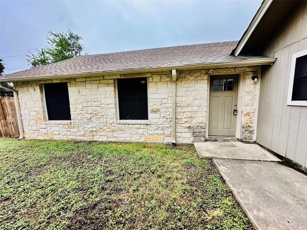 1611 Onion Creek Village Dr - Photo 0