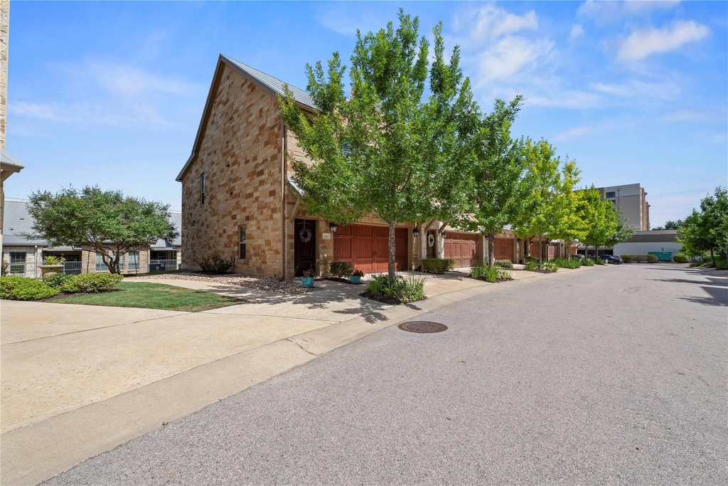 1201 Highknoll Ln - Photo 2