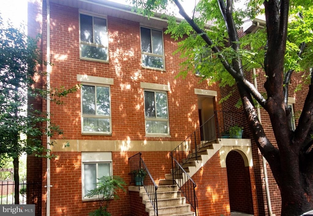 10 Lee Street W - Photo 0