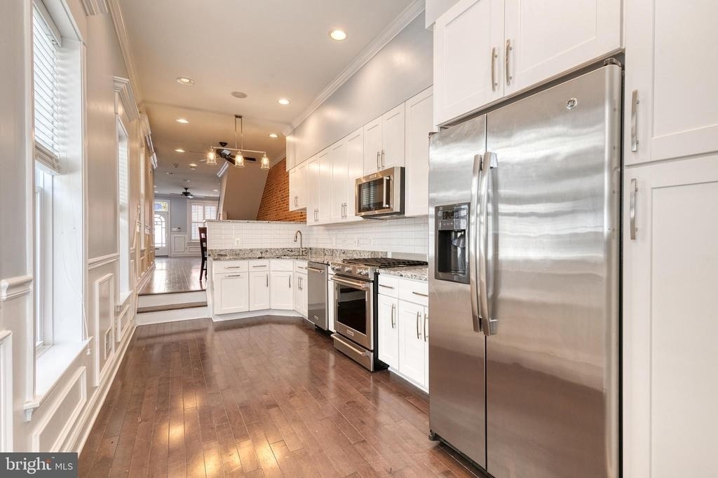 2205 Bank Street - Photo 0