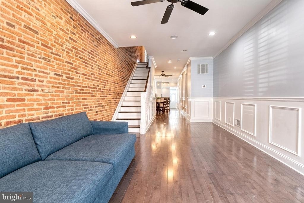 2205 Bank Street - Photo 2