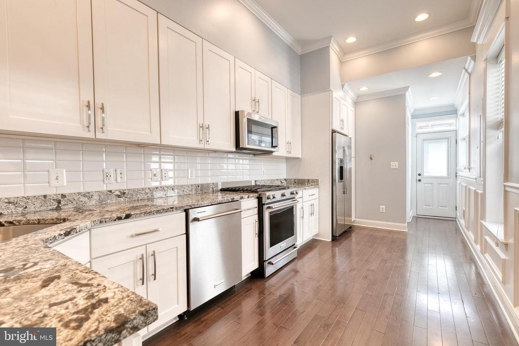 2205 Bank Street - Photo 8