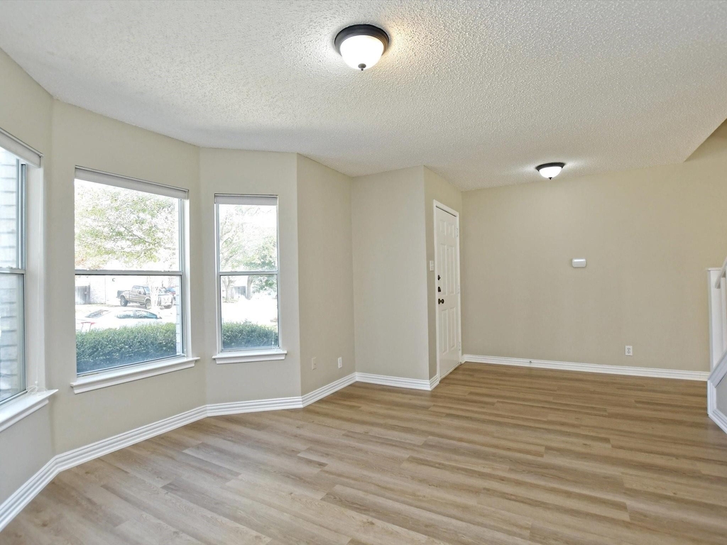 1307 Chalk Ln - Photo 5