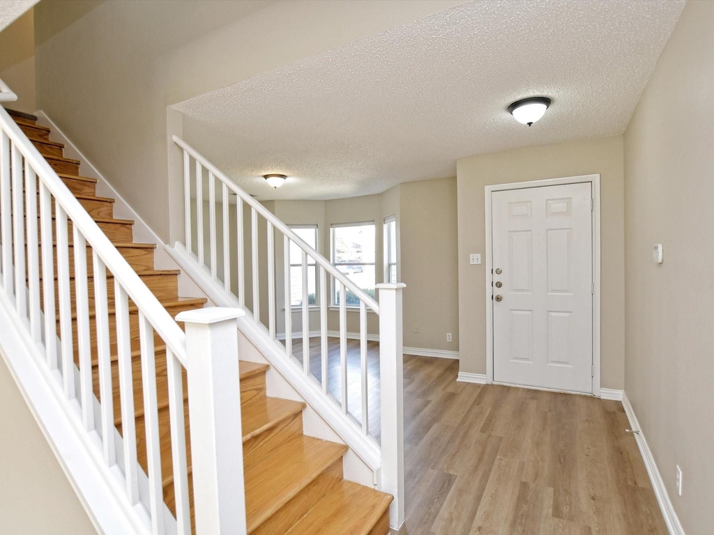 1307 Chalk Ln - Photo 3