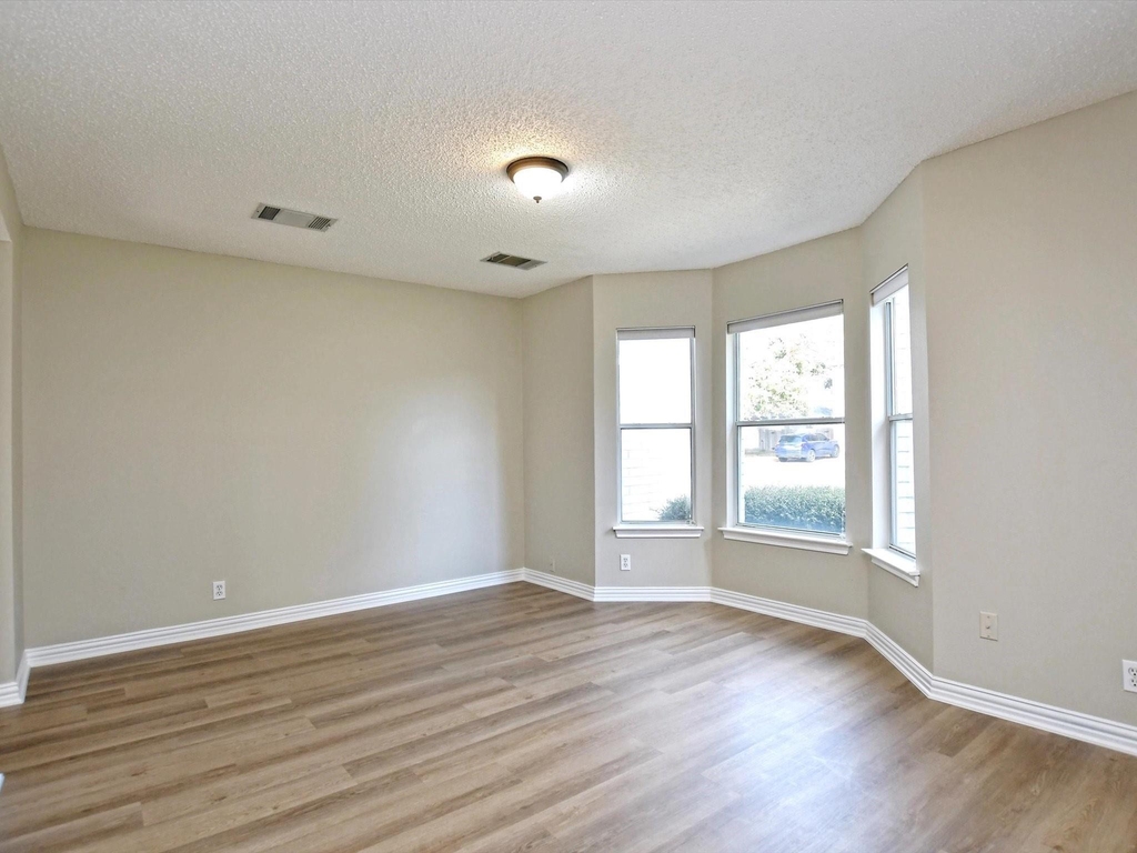 1307 Chalk Ln - Photo 6