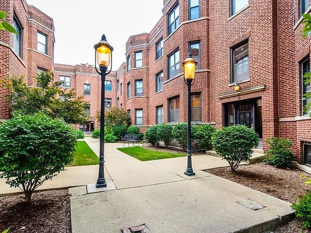 903 W Cornelia Avenue - Photo 0