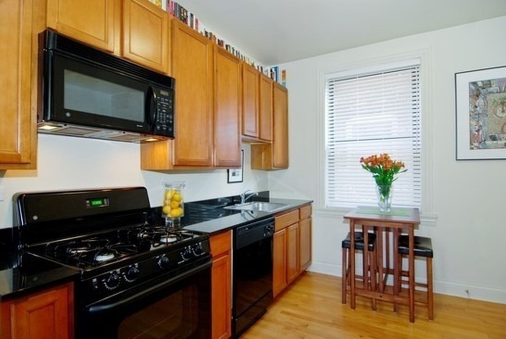 903 W Cornelia Avenue - Photo 2