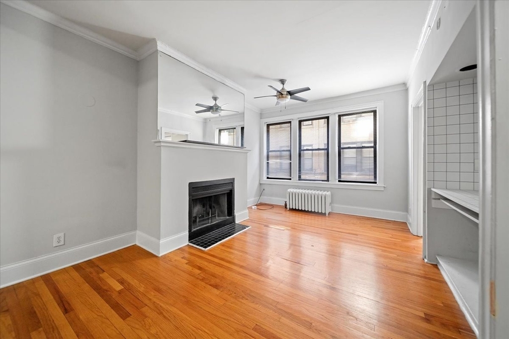 639 W Roscoe Street - Photo 1