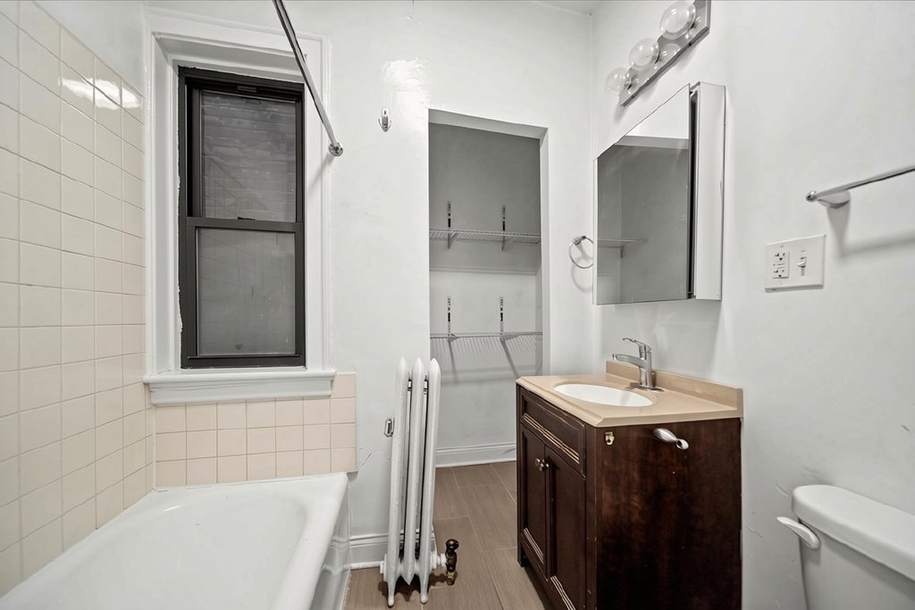 639 W Roscoe Street - Photo 4