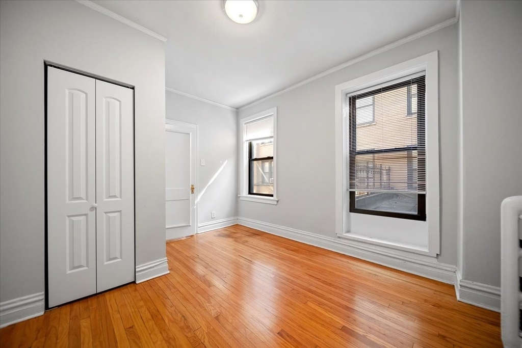 639 W Roscoe Street - Photo 2