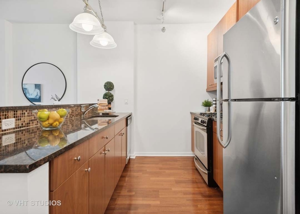 123 S Green Street - Photo 2