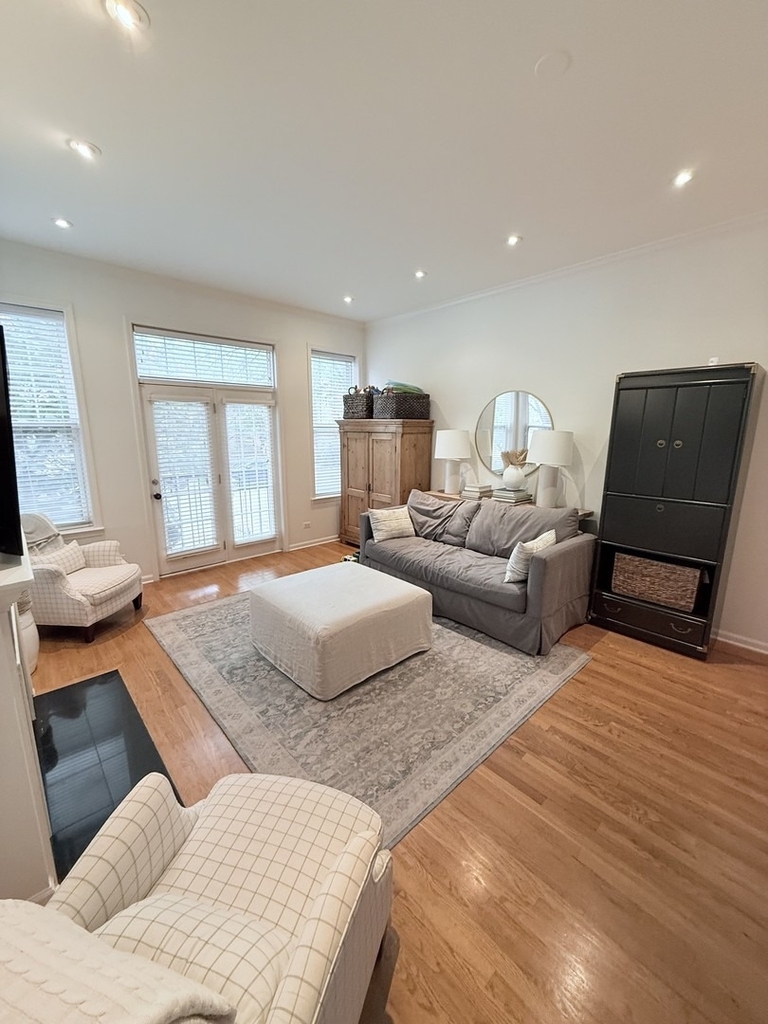 1822 N Sheffield Avenue - Photo 2