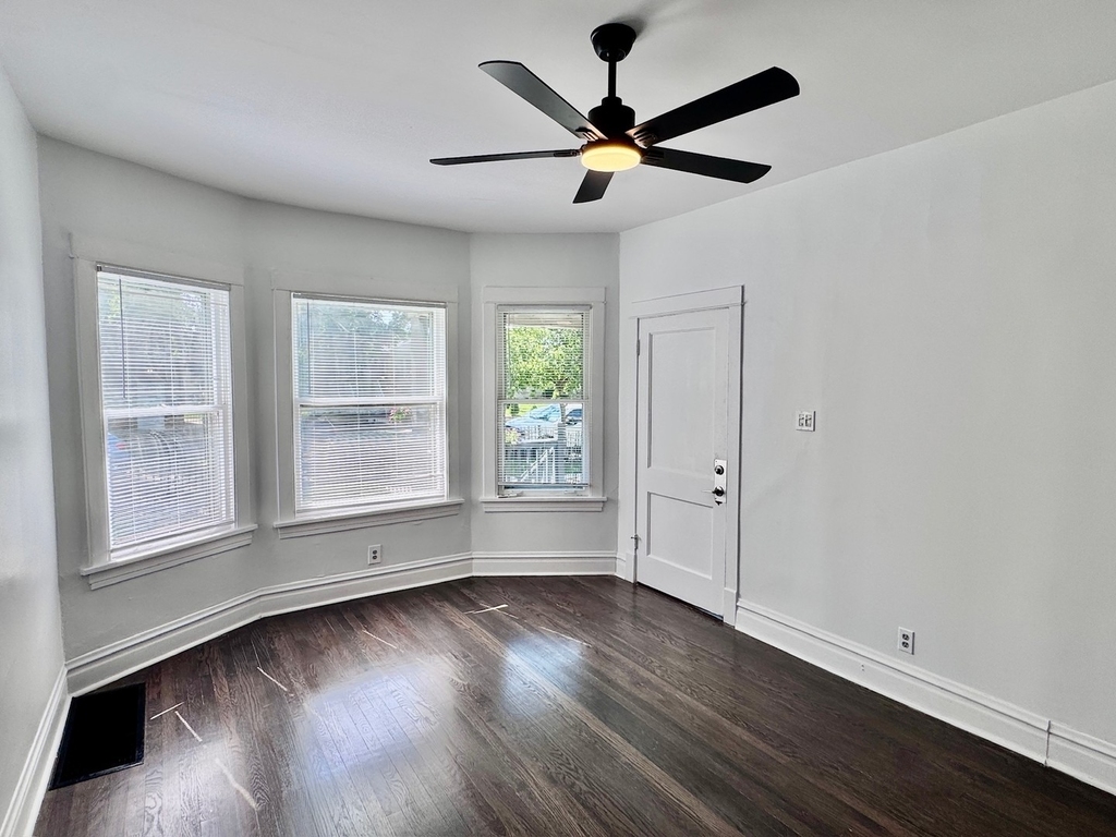 2047 N Lavergne Avenue - Photo 0