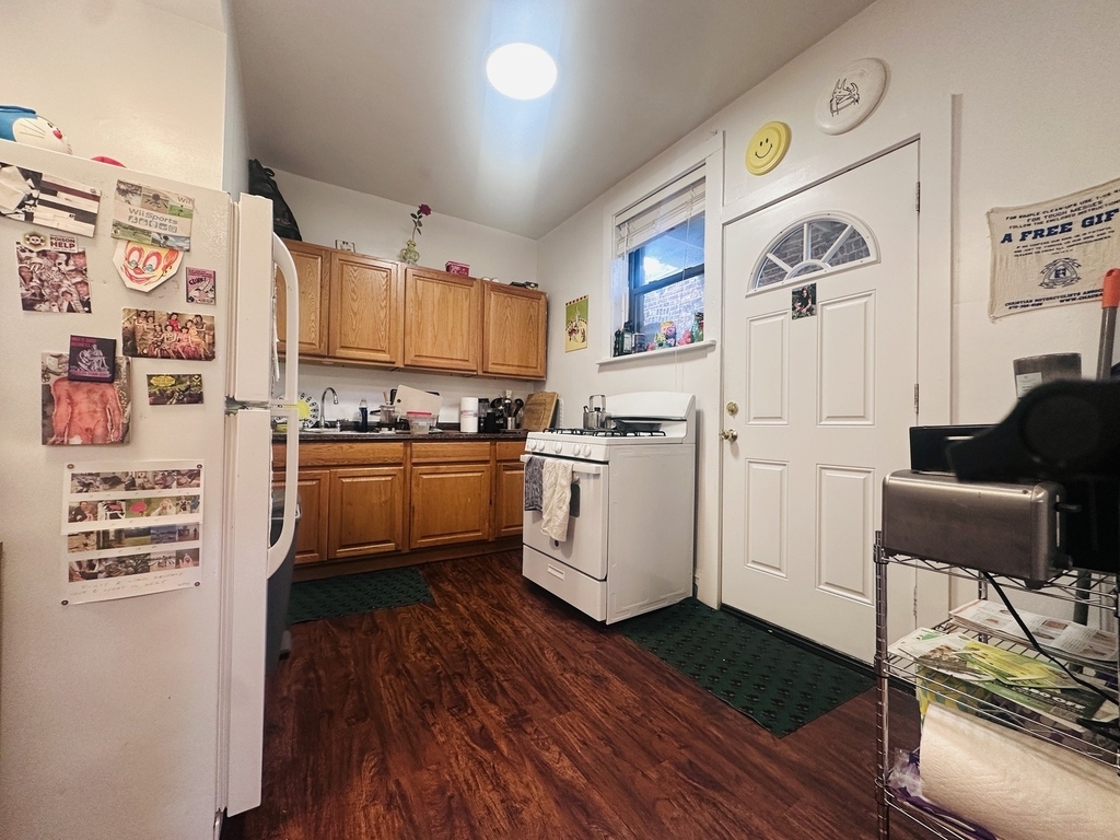 635 W Roscoe Street - Photo 3
