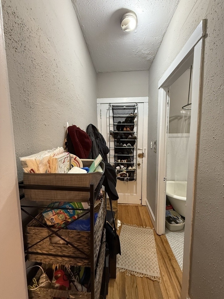 713 W Barry Avenue - Photo 3