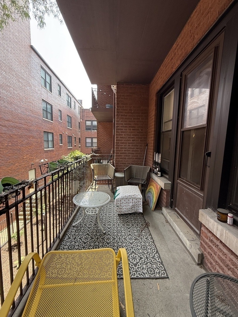 713 W Barry Avenue - Photo 9