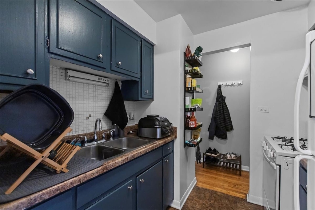 541 W Oakdale Avenue - Photo 2