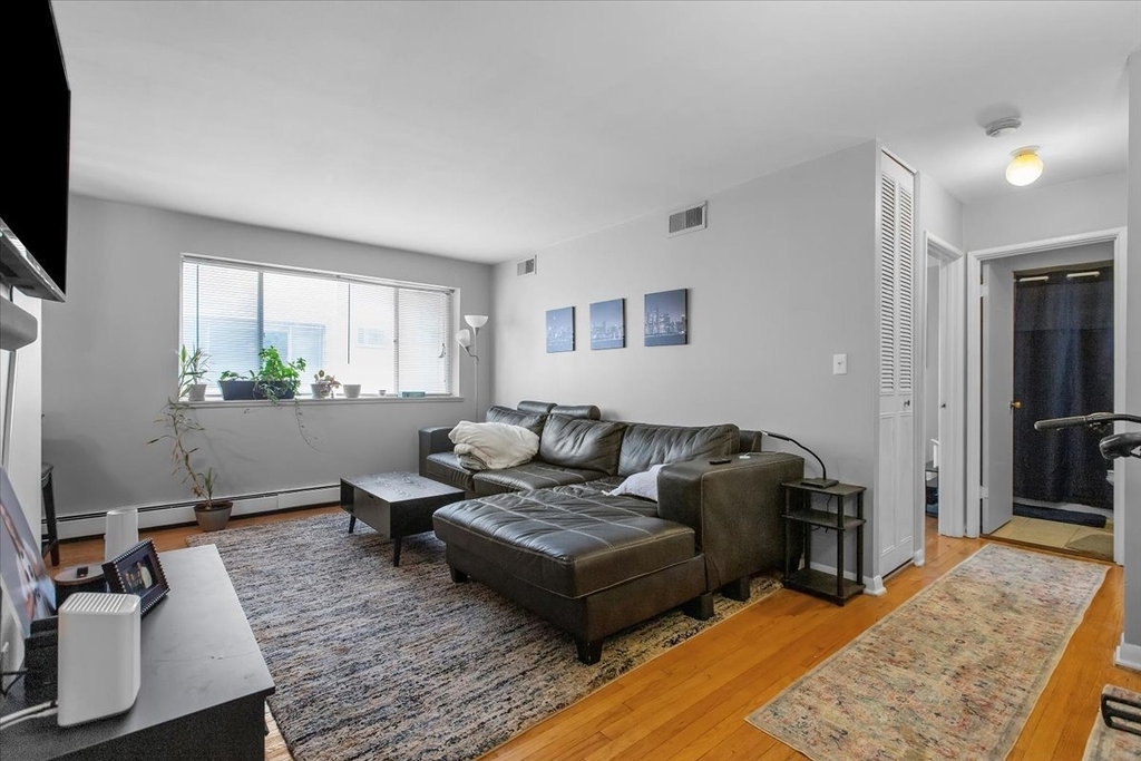 541 W Oakdale Avenue - Photo 4