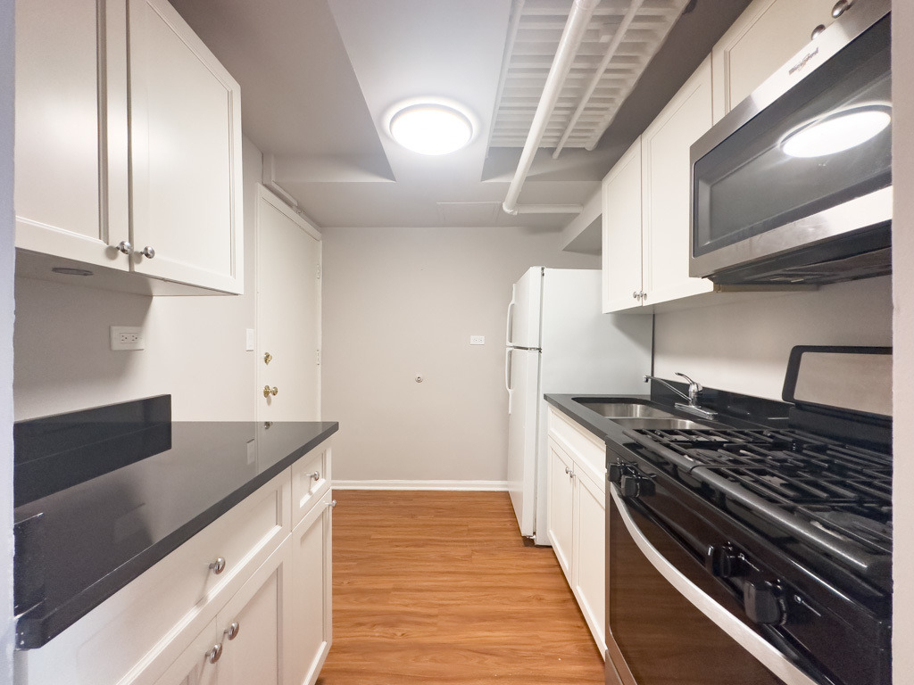 5748 N Winthrop Avenue - Photo 2