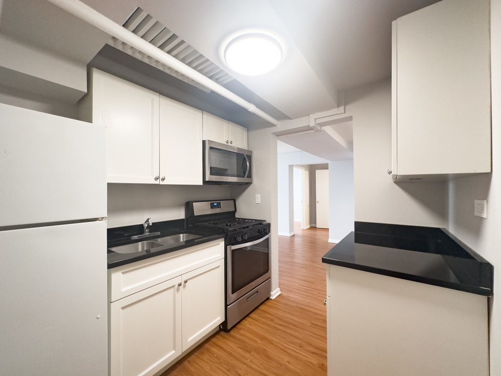 5748 N Winthrop Avenue - Photo 1