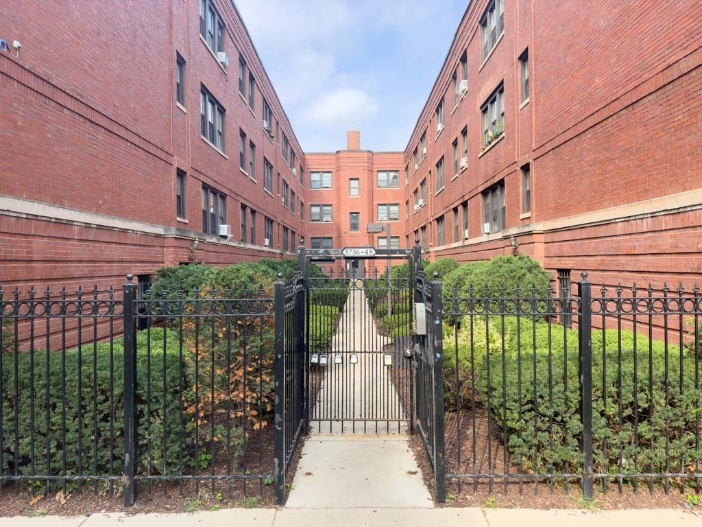 5748 N Winthrop Avenue - Photo 0