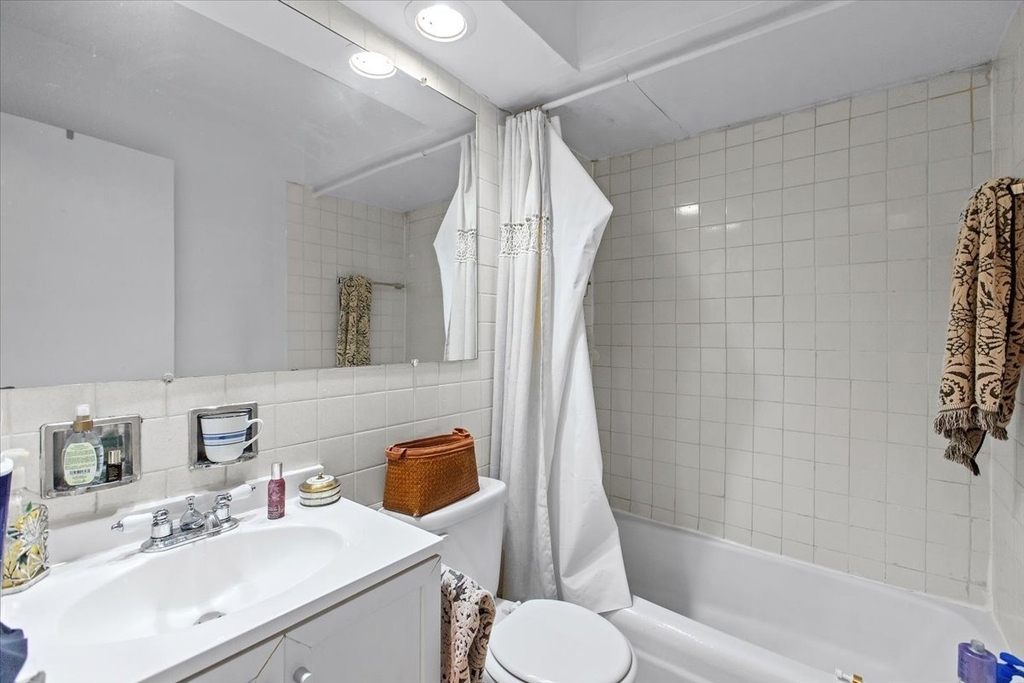 541 W Oakdale Avenue - Photo 7