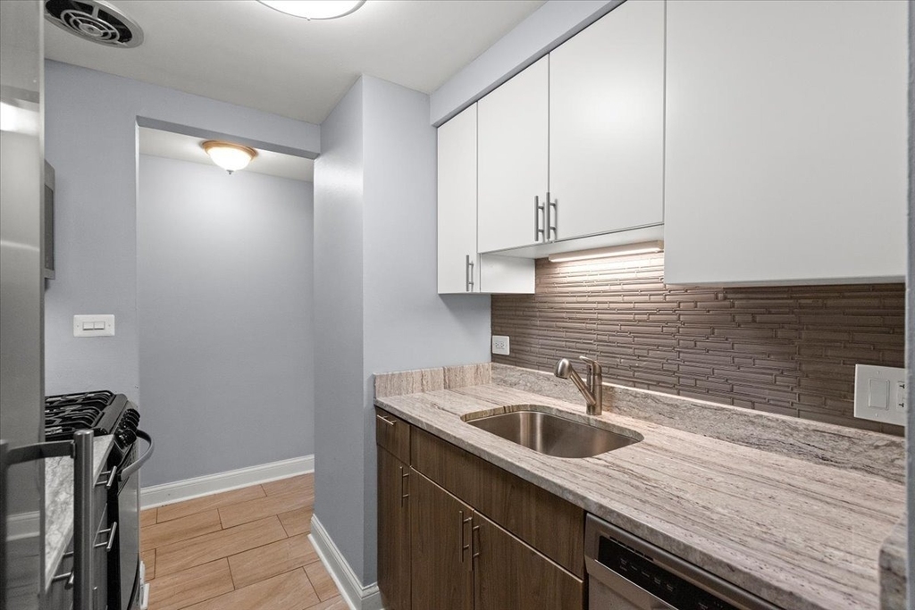541 W Oakdale Avenue - Photo 2