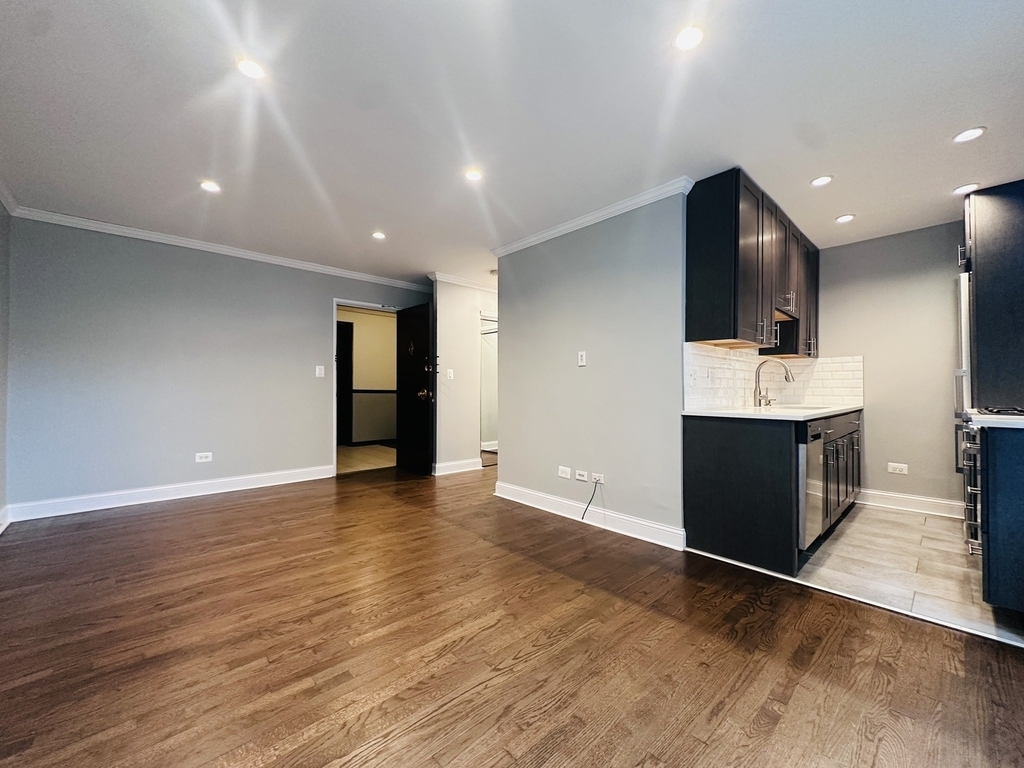 541 W Oakdale Avenue - Photo 2