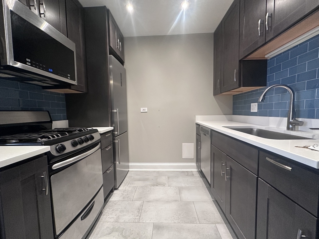 541 W Oakdale Avenue - Photo 2