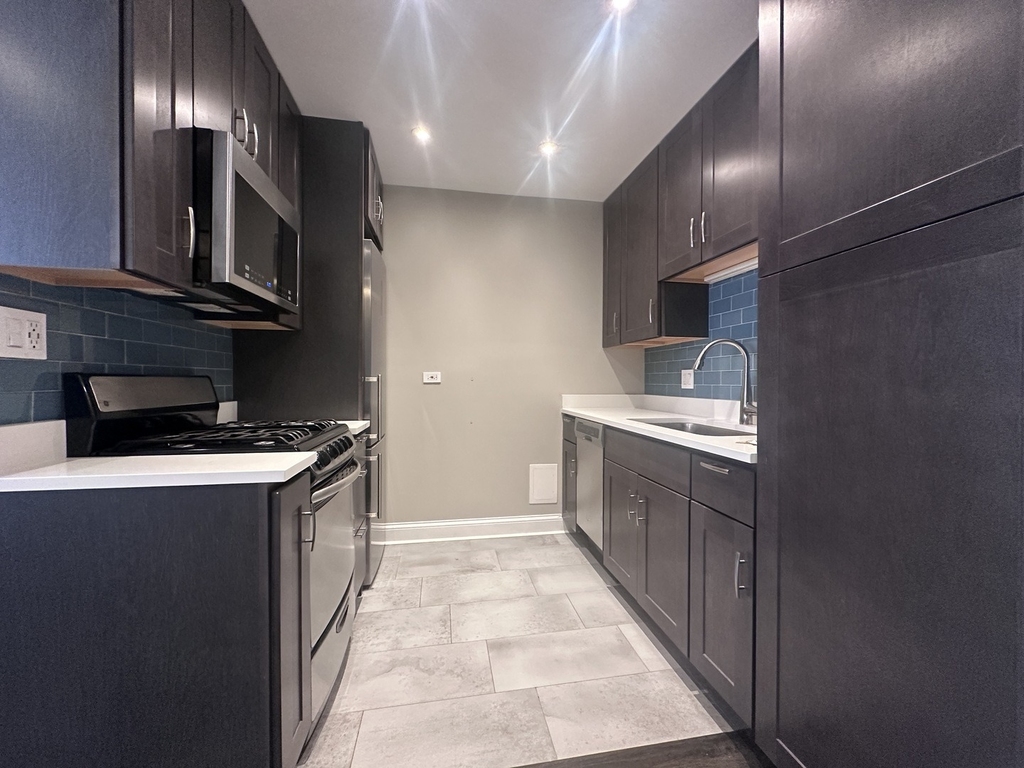541 W Oakdale Avenue - Photo 1