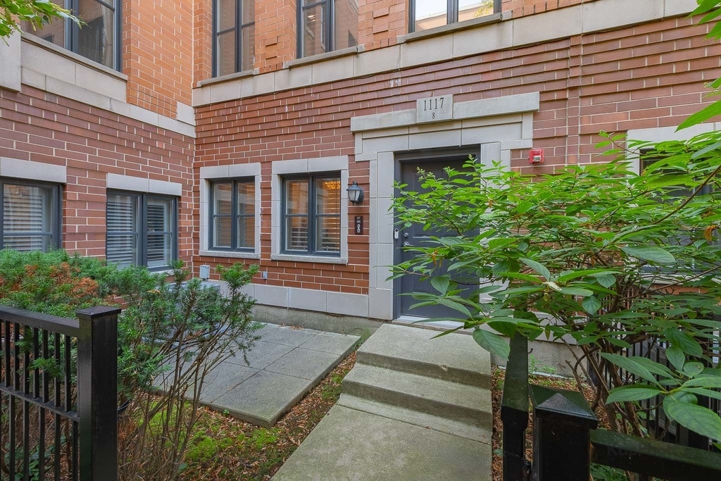 1117 W Monroe Street - Photo 0