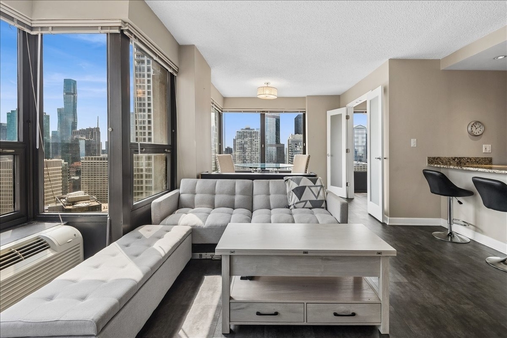 30 E Huron Street - Photo 2