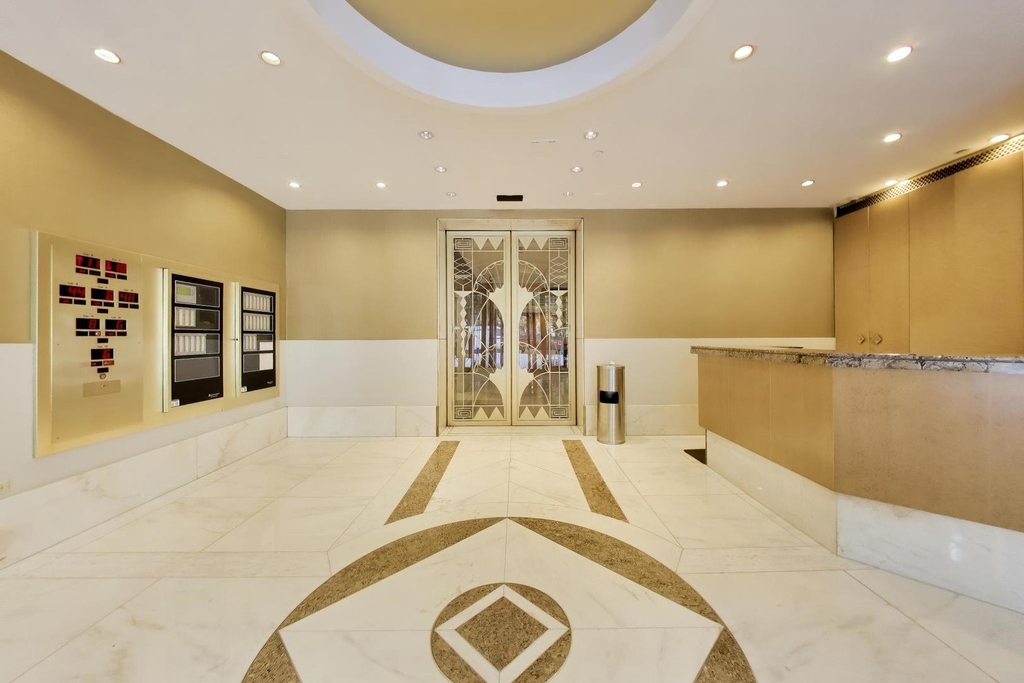 111 E Chestnut Street - Photo 4