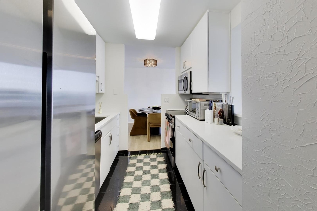 111 E Chestnut Street - Photo 15