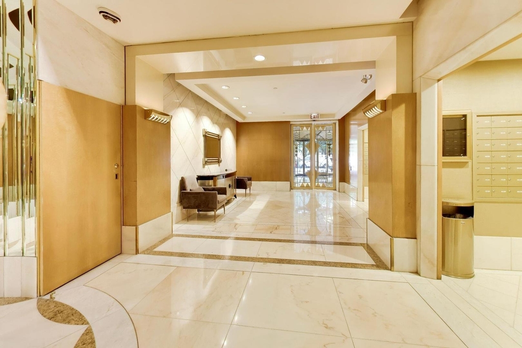 111 E Chestnut Street - Photo 6